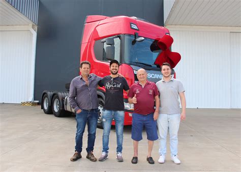B & R Transportes Rodoviarios Ltda em Teixeira de Freitas, BA .